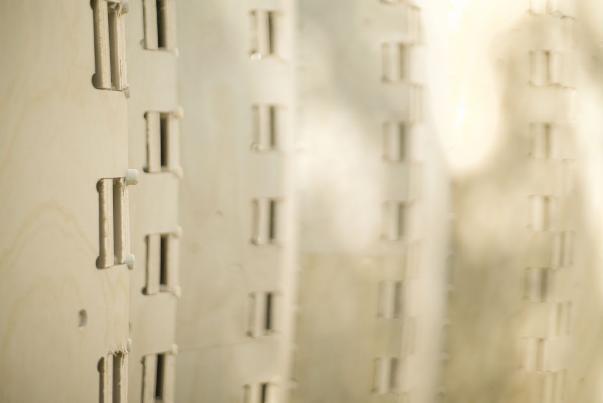 Active Timber: Close-up of elastically bent plywood panels