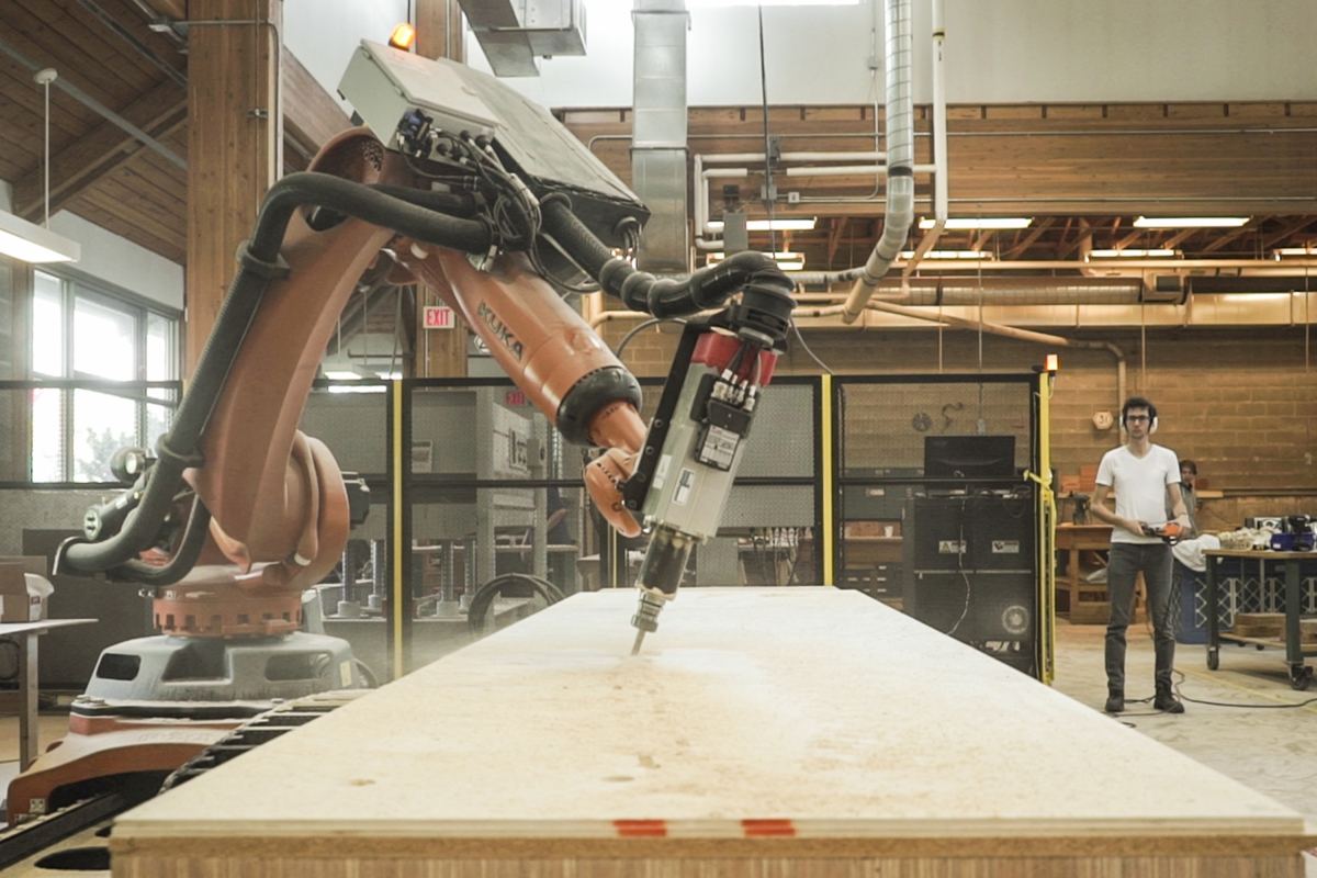 Active Timber: Robot milling plywood in the workshop