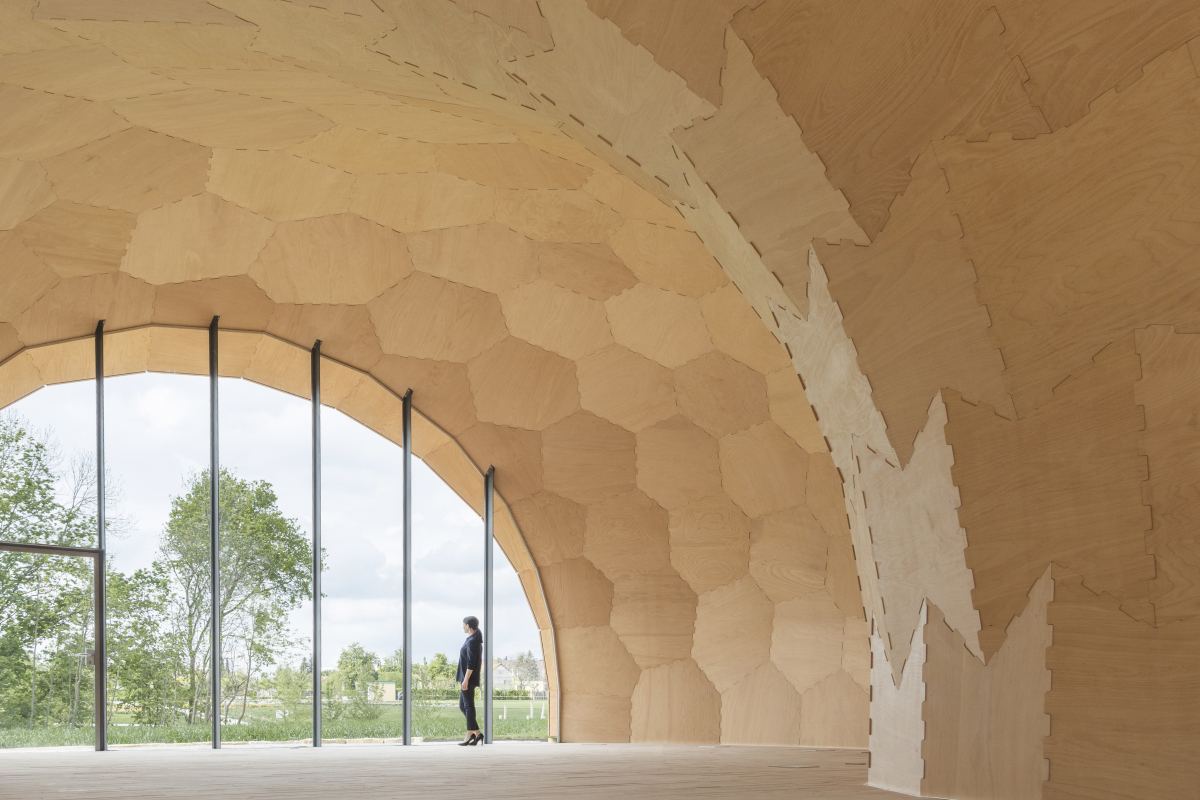 Landesgartenschau Exhibition Hall: Plywood plate shell framing a glazed opening