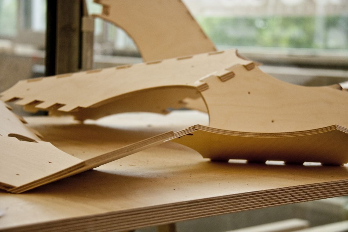 Robotically Manufactured Material Systems: Finger-jointed plywood prototype