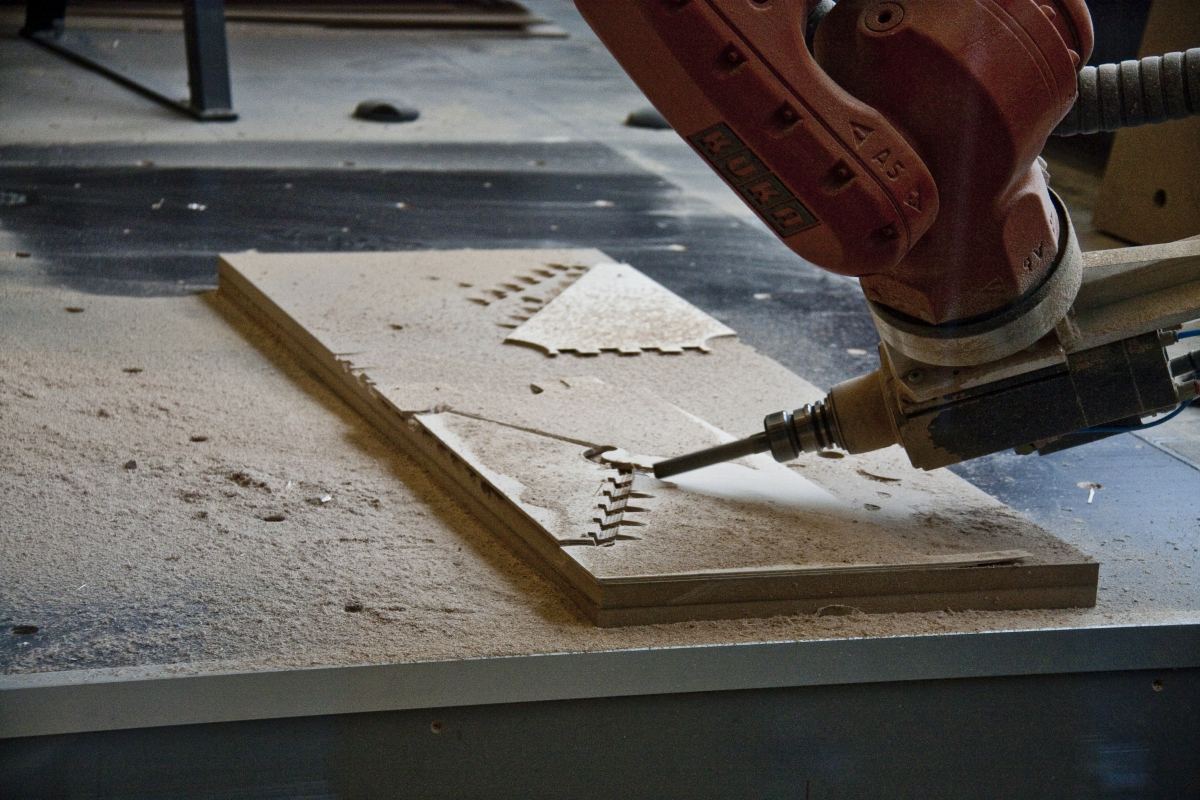 Robotically Manufactured Material Systems: Robot milling a timber part