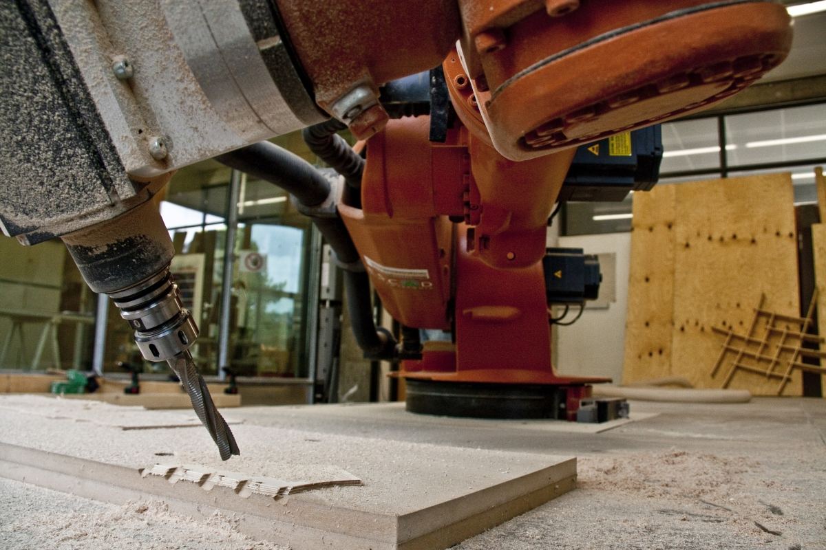 Robotically Manufactured Material Systems: Robot spindle cutting plywood