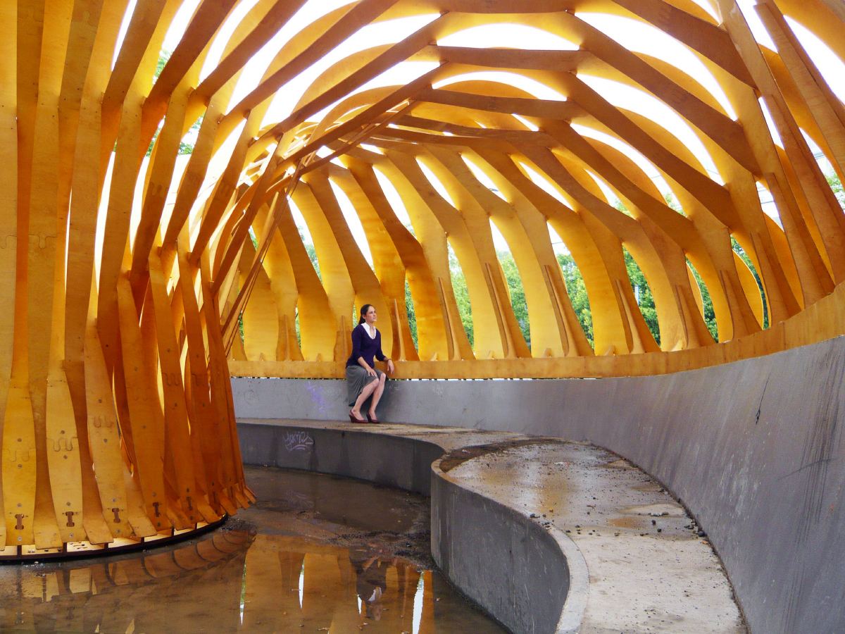 ICD/ITKE Research Pavilion 2010: Visitors inside the lit pavilion