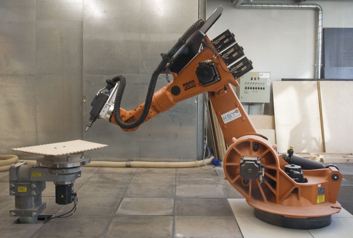 ICD/ITKE Research Pavilion 2011: Industrial robot milling finger joints