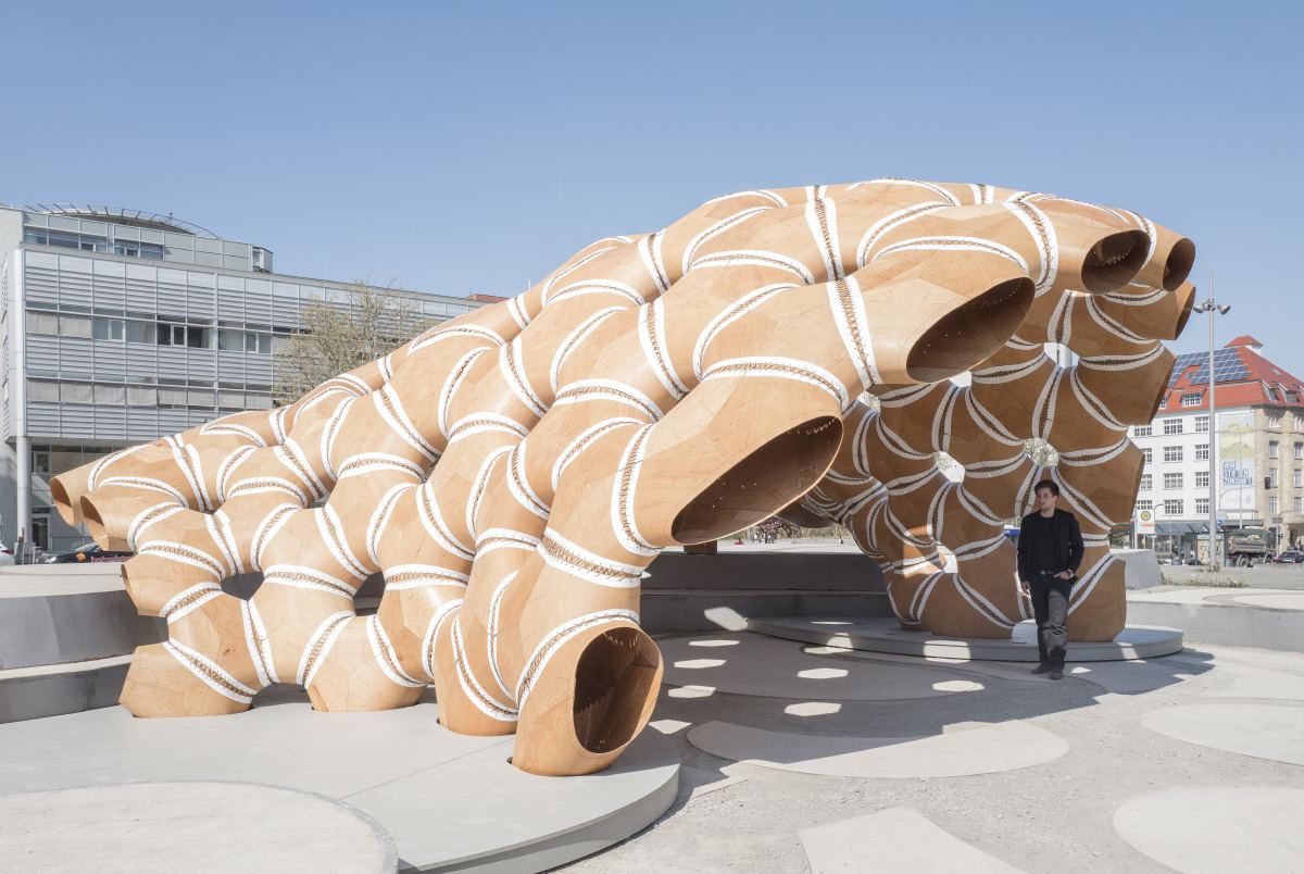 ICD/ITKE Research Pavilion 2015–16: Pavilion with a visitor inside the opening