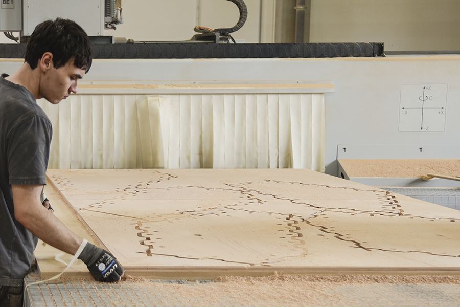 Segmented Timber Shell: Assembling plywood plates on a workbench