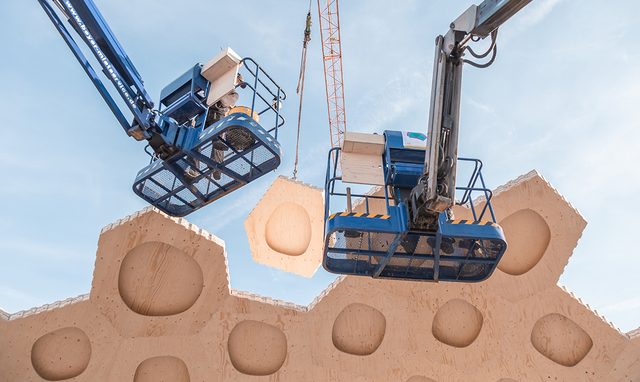 Assembly of the BUGA Wood Pavilion segments from lifts